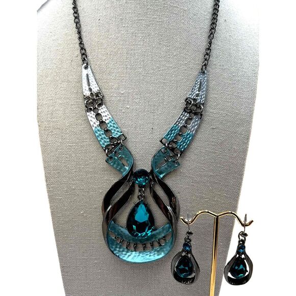Vintage Jewelry - NEW Blue Crystal Silver Tone Drop Earrings Necklace Set